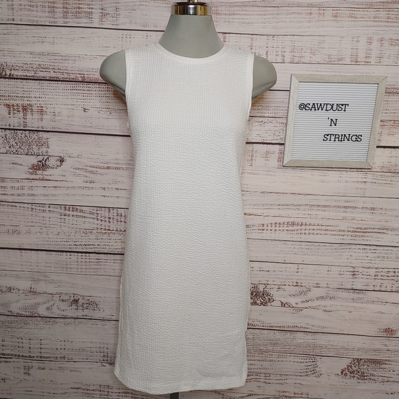 Club Monaco Dresses & Skirts - CLUB Monaco textured sleeveless dress XS